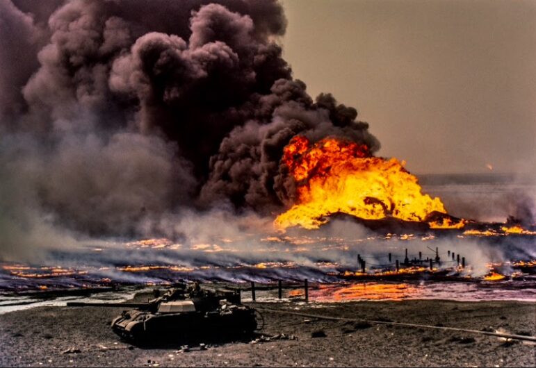 Під час війни «Буря в пустелі» 1991 року іракські військові, що відступали, підпалили понад 600 кувейтських нафтових свердловин, щоб перешкодити просуванню союзних військ, що призвело до екологічної катастрофи. Минуло майже 10 місяців, перш ніж всі пожежі були ліквідовані. Зображення: Крістофер Морріс, VII